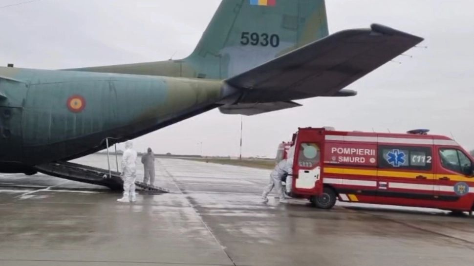VIDEO 4 pacienți cu COVID-19, în stare gravă, transferați la Oradea cu o aeronavă a Forţelor Aeriene Române