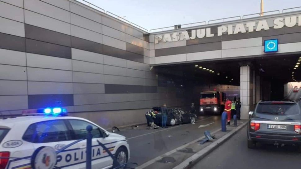 Accident grav într-un pasaj din Capitală: Femeia care se afla la volanul mașinii distruse a rămas inconștientă zeci de minute