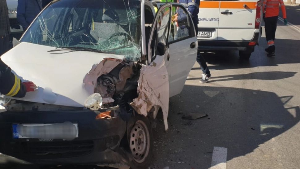 FOTO Carambol cu trei mașini, în Tulcea. O persoană, RĂNITĂ