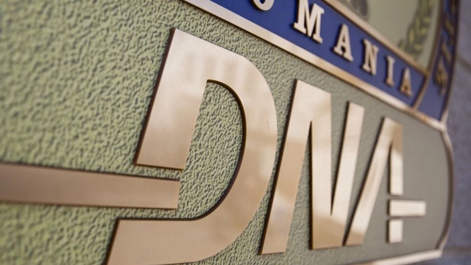 Doi inspectori ANAF din Ilfov, reținuți de DNA, într-un dosar de luare de mită și trafic de infleunță