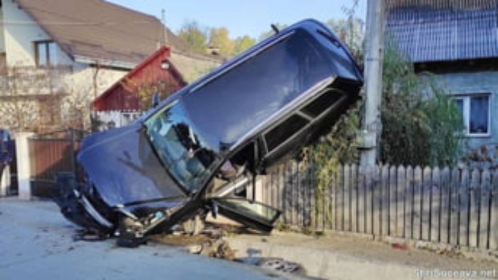 FOTO | Tânără rănită după ce s-a urcat cu mașina pe un gard, în Suceava