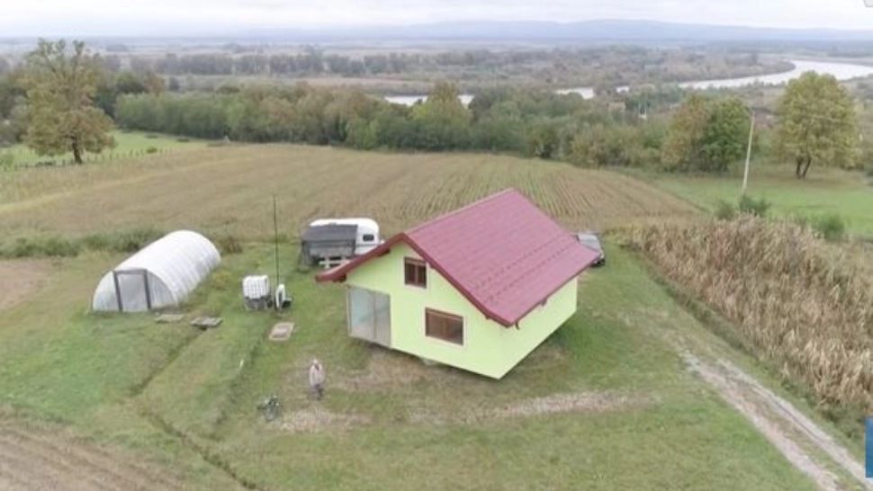 Un bărbat din Bosnia-Herţegovina a construit o casă rotativă pentru a-și face soția fericită VIDEO