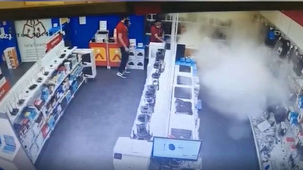 O femeie a provocat intenționat un incendiu într-un mall din Capitală. Totul a fost filmat de camerele de supraveghere VIDEO