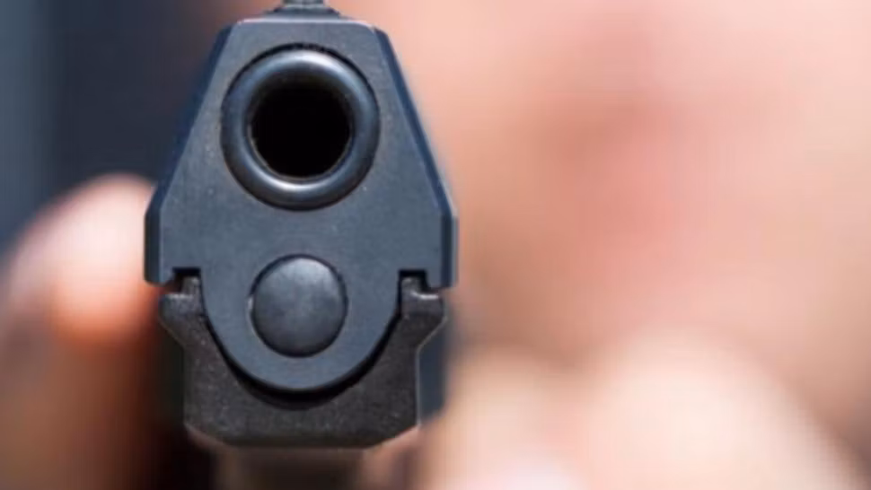 Scandal de proporții într-o comună din județul Buzău. Un consilier a amenințat un localnic cu arma, pe rețelele de socializare - VIDEO