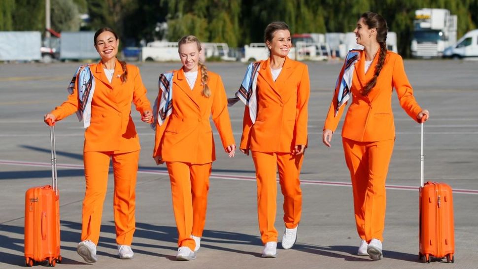 VIDEO | Decizie îndrăzneață a unei companii aeriene din Ucraina: Stewardesele renunță la fustă și tocuri