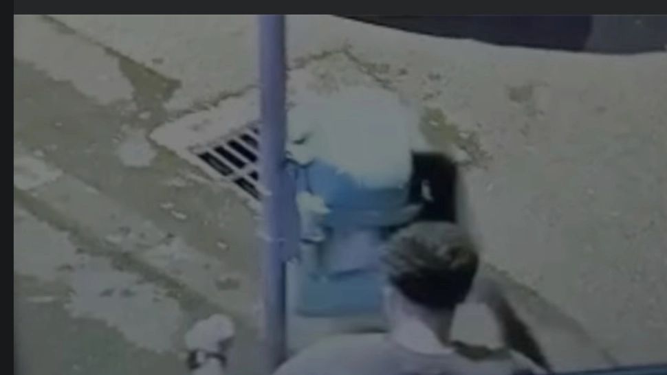 VIDEO A transformat un coș de gunoi în sac de box, apoi le-a arătat polițiștilor semne obscene