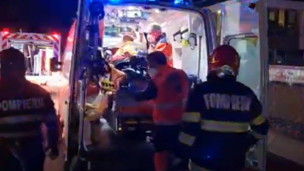 VIDEO Impact VIOLENT între o camionetă și o macara: șoferul, în stare GRAVĂ