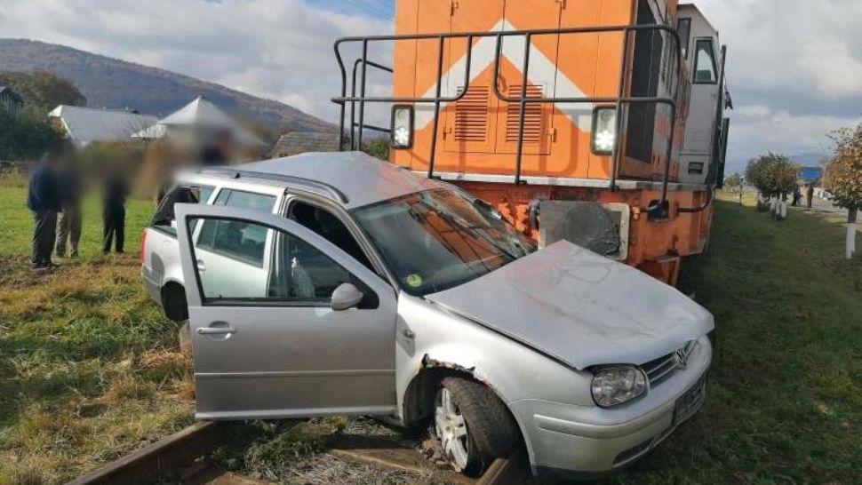 FOTO| Mașină izbită de tren, în Suceava. Un copil și un bărbat au fost răniţi