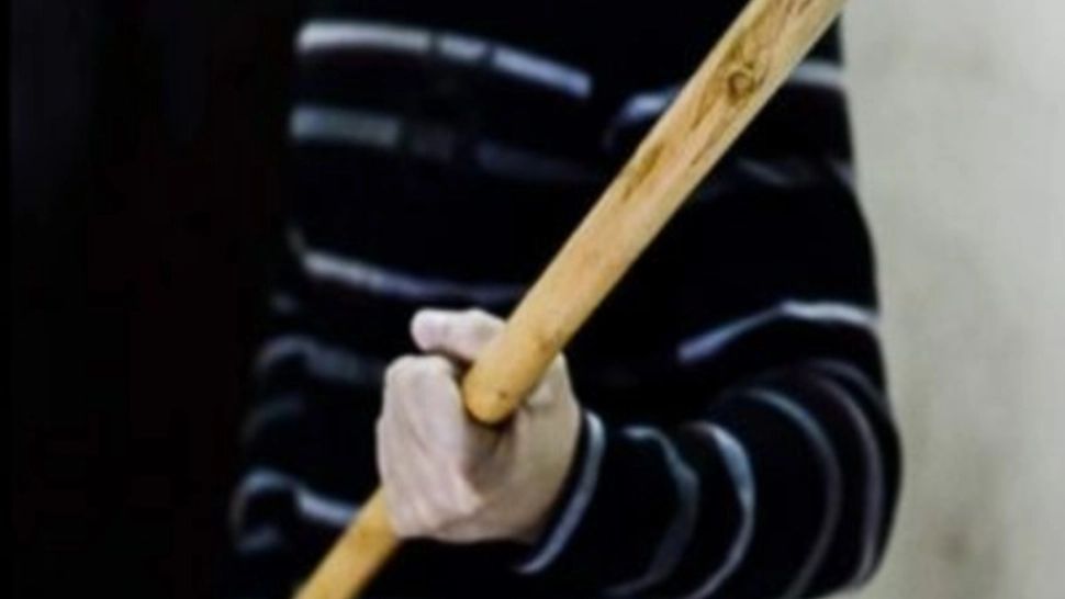 Bărbat bătut cu mătura de propria soție! Au intervenit jandarmii