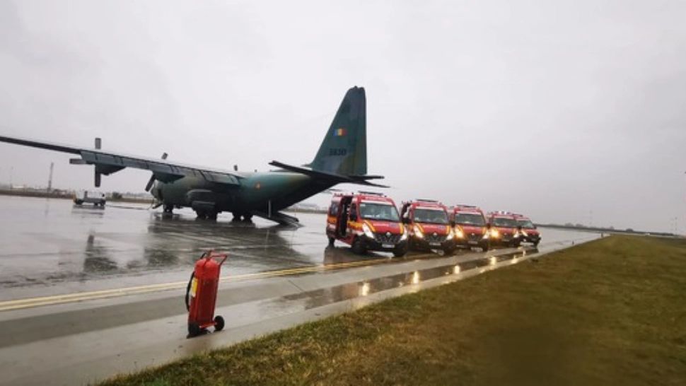 5 pacienți infectați cu virusul SARS-CoV-2, în stare gravă, transferați la Oradea cu o aeronavă MApN - Galerie FOTO