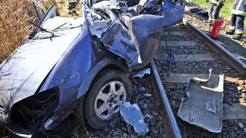 4 români, victime într-un accident înfiorător în Ungaria: Mamă și fiică, blocate în mașină pe calea ferată - UCISE de tren