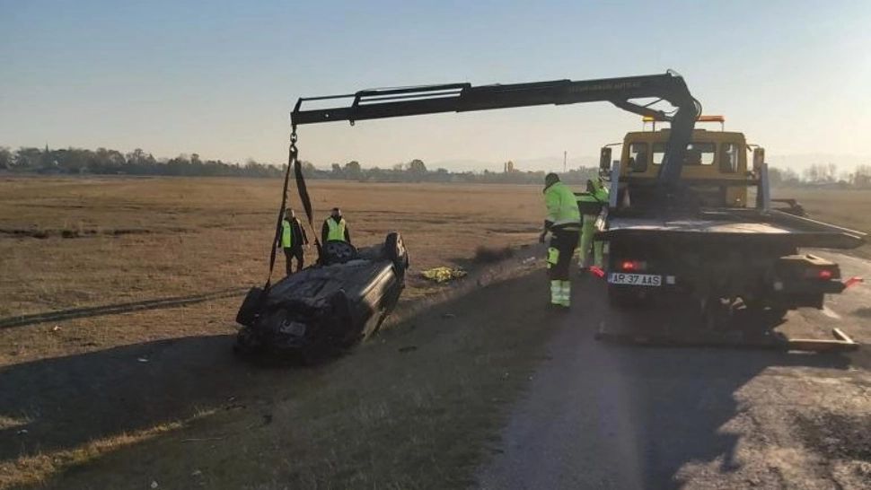 Accident grav în Arad: un copil a murit și 3 au fost răniți. Șoferul mașinii în care se aflau victimele a fugit