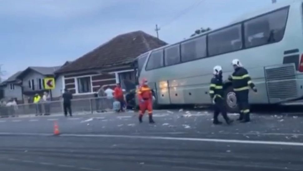 VIDEO Accident grav, în Bihor: 12 victime. Un autocar a lovit un camion, o mașină și s-a oprit într-o casă