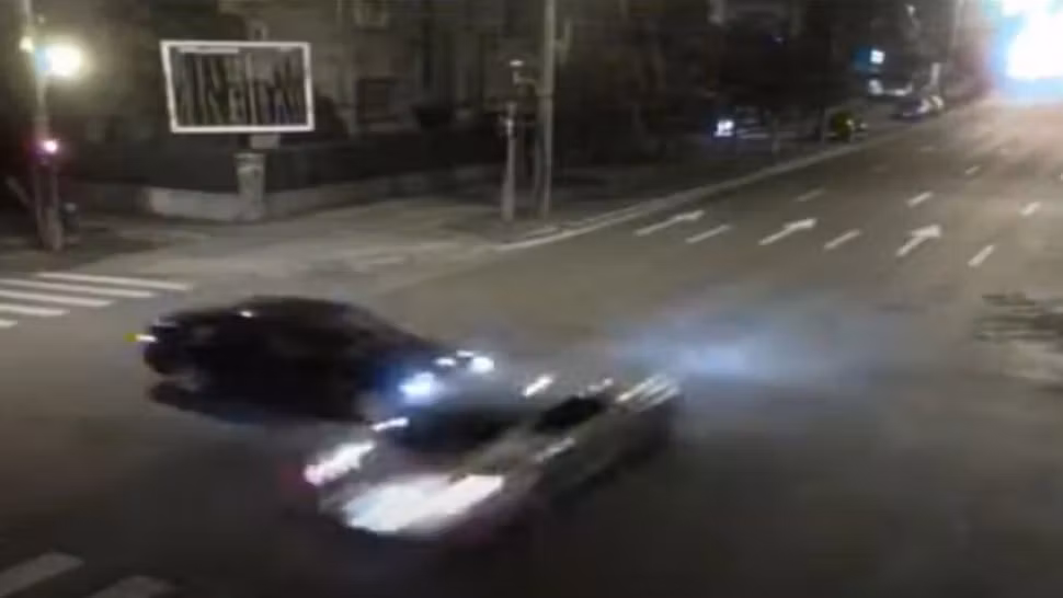VIDEO - Accident terifiant într-o intersecție din Timișoara - Unul dintre șoferi a trecut pe roșu