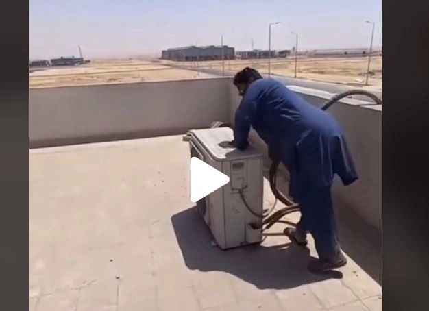 VIDEO – Ce se ascundea în aparatul de aer condiționat – A bătut de două ori în el, iar ce a ieșit din aparat a speriat tot blocul