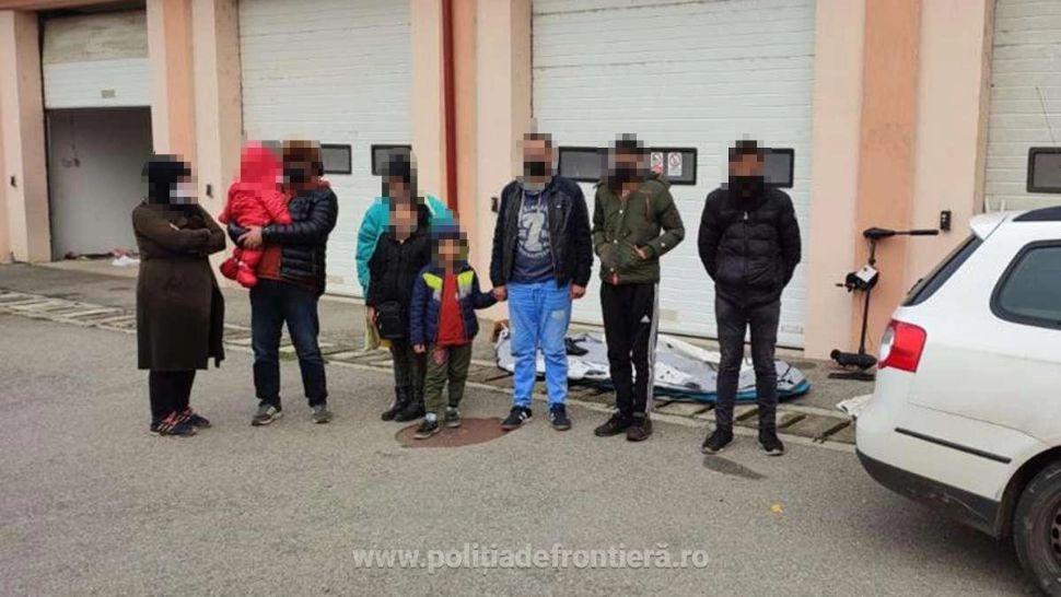 VIDEO | Două familii din Afganistan au traversat Dunărea cu o barcă gonflabilă. Aveau cu ele un copil de un an 