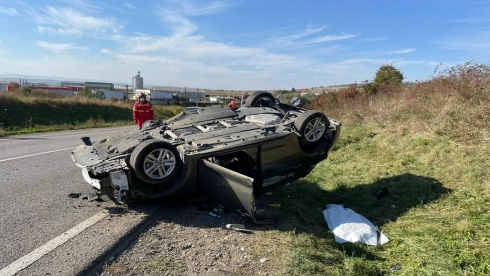 FOTO | Accident teribil, în Suceava: 1 mort și 3 răniți în urma unui impact devastator – Trafic blocat
