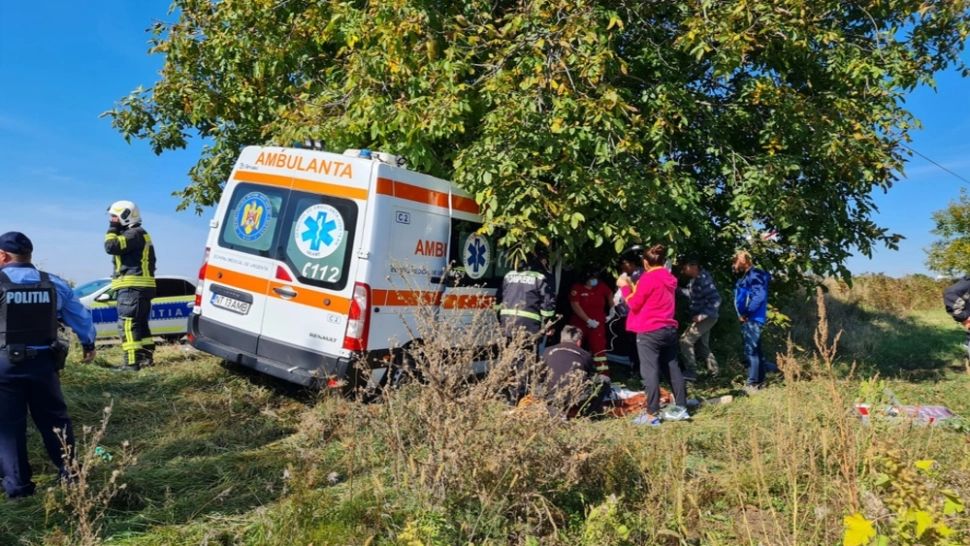 FOTO + VIDEO | Accident teribil, în Neamț. 4 victime, după ce o ambulanţă s-a izbit de o autoutilitară