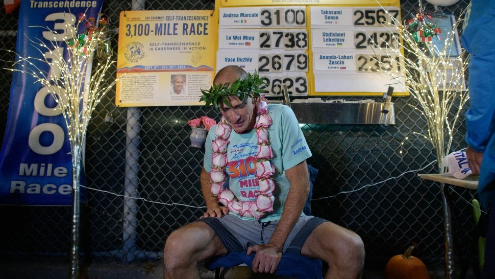 VIDEO | S-a plictisit și a luat-o la alergare în jurul unor clădiri. A ajuns la 5.000 de km în 42 de zile