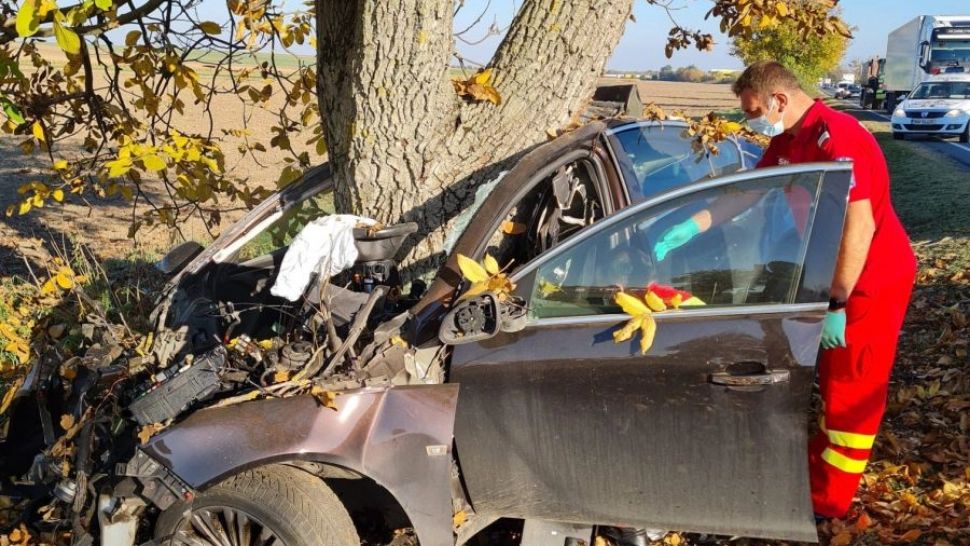Un șofer a murit după ce a intrat cu mașina într-un copac, la Arad