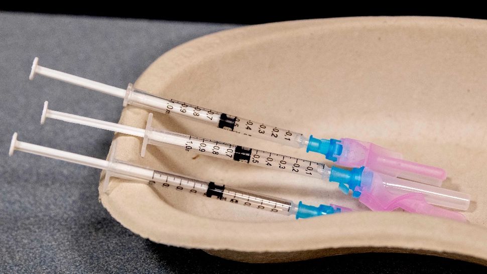 Vaccinarea anti-COVID ar fi prevenit în Marea Britanie 127.500 de decese și peste 24 de milioane de infectări - Raport