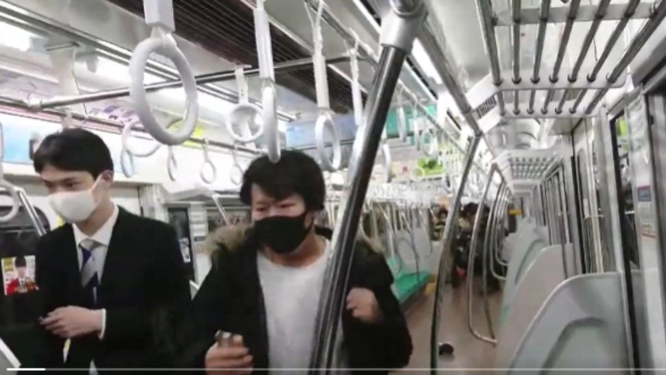 15 oameni, ÎNJUNGHIAȚI într-un metrou din Japonia. Agresorul a dat foc trenului după atac