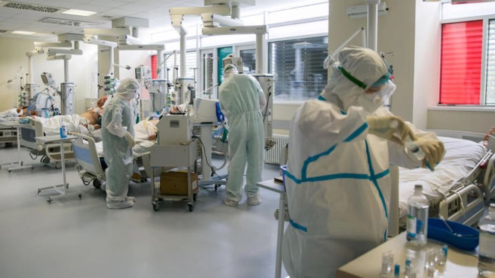 Primii 5 pacienți COVID-19 cu forme medii au ajuns marți noapte la Spitalul mobil de la Lețcani 