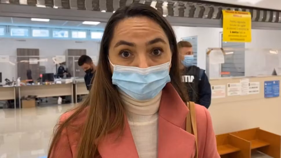 Scandal și circ marca AUR. O parlamentară, fostă membră de partid, a vrut să intre fără certificat Covid la Înmatriculări Auto