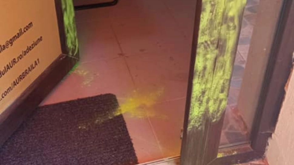 FOTO | Spargere la sediul AUR! Deputat: ,,Se pare că s-au căutat acte! Intrușii au folosit mănuși”