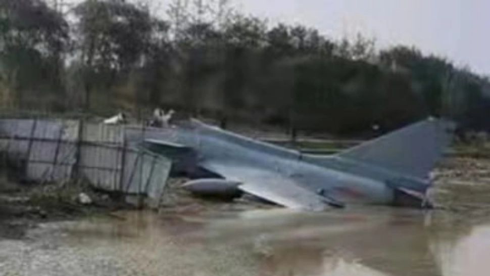 VIDEO - Un avion s-a prăbușit în China, pe malul unui râu - Toți oamenii aflați la bord au supraviețuit