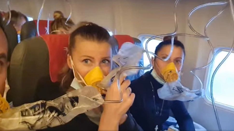 VIDEO - Pasagerii unui avion care a aterizat la București, nevoiți să-și pună măștile de oxigen - Probleme tehnice
