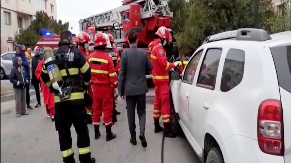 VIDEO | UPDATE: 25 de persoane evacuate, iar 4 la spital după un incendiu într-un bloc din Olt