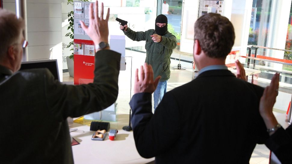 Furt la o bancă din Brăila. Hoțul a reușit să fugă cu banii. Poliția caută suspectul