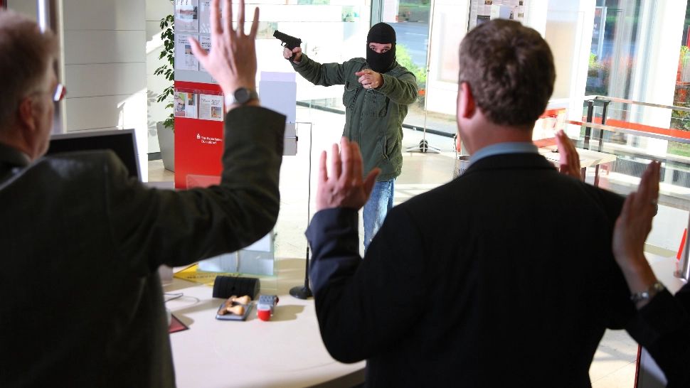 Poliția încă îl caută pe autorul furtului de ieri dintr-o bancă din Brăila