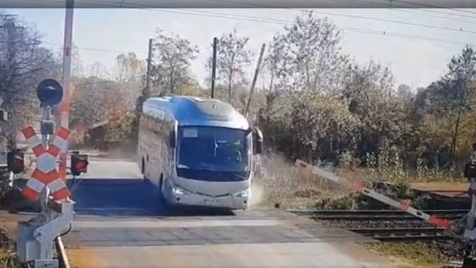 Un șofer inconștient a RUPT bariera de la o trecere de cale ferată. Poliția a luat MĂSURI  - Imagini VIDEO