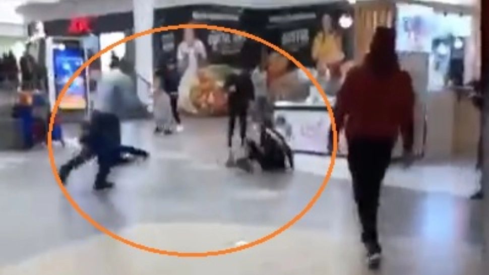 Bătaie în MALL, din cauza certificatului verde - paznic, lovit cu pumnii și picioarele