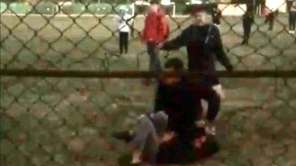 Un bărbat lovește cu sălbăticie un adolescent, pe un teren de fotbal din Arad