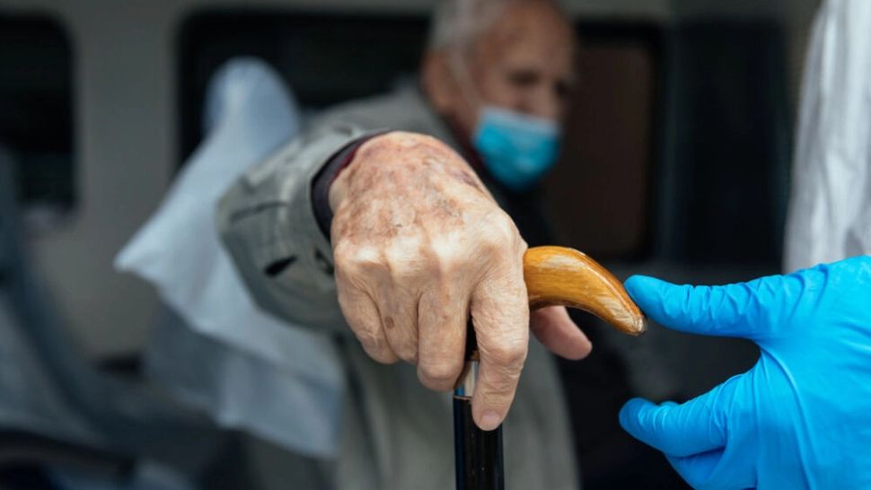 ALARMANT. Românii de peste 80 de ani, VULNERABILII valului 4 COVID! Sub 25% au primit o doză de vaccin