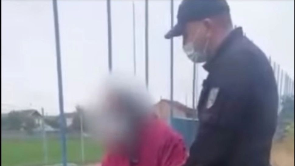 VIDEO Jandarmii severineni au salvat o bătrână care voia să se arunce în fața trenului