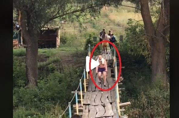 VIDEO – I s-a părut o idee bună să treacă cu bicicletă peste un pod șubdred de scânduri – Ce a urmat