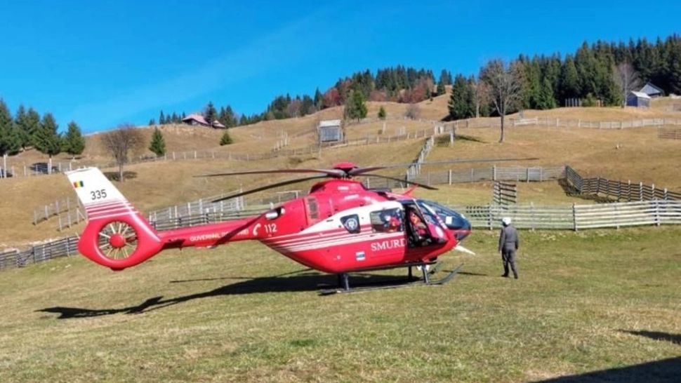 FOTO | Accident grav în Bistrița-Năsăud. Bărbat dus cu elicopterul la spital, după ce s-a răsturnat cu mașina