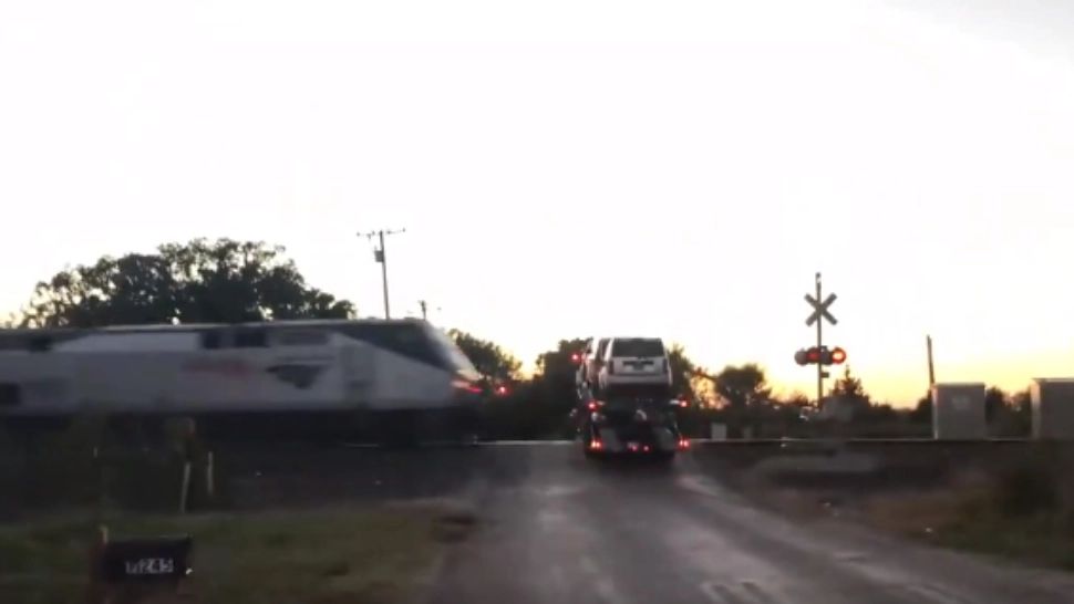VIDEO Impact devastator: un camion blocat pe șine a fost lovit de tren - 5 victime