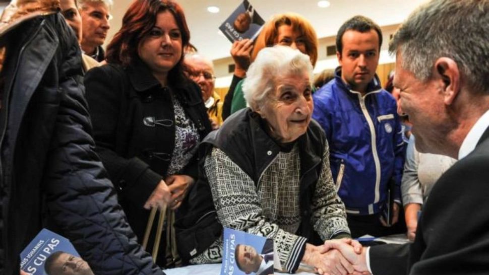 "Pas cu pas", Klaus Iohannis a ajuns la reducerea finală. Cartea președintelui, un chilipir