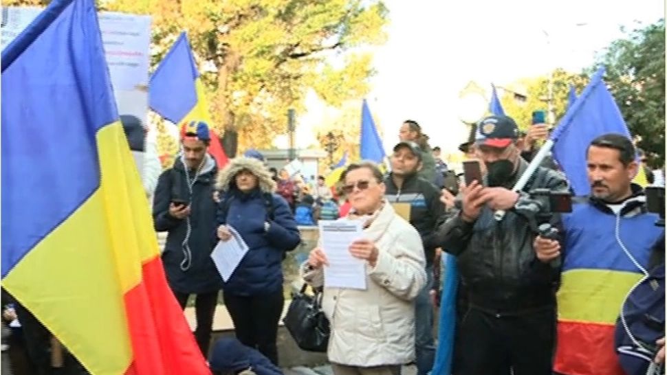 RESTRICȚII dure începând de mâine, nevaccinații protestează: Manifestanții susțin că nu sunt de acord cu introducerea certificatului verde - VIDEO