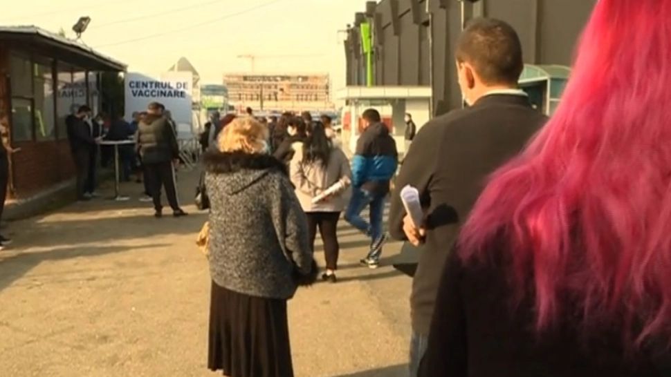 Vaccinarea prinde viteză în România. COZI la maratonul vaccinării din București: Mii de vaccinări în cele 6 centre 
