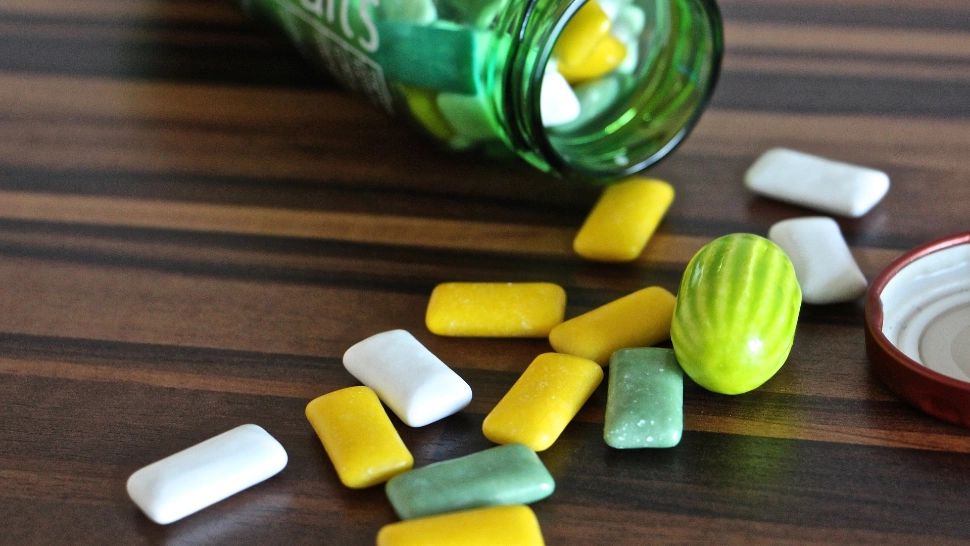 Un colorant va fi INTERZIS în UE. Era folosit la guma de mestecat, produse de patiserie, supe și bulion