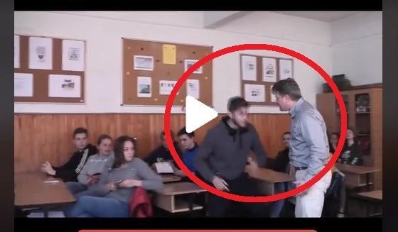 VIDEO – Imagini dintr-o școală din România – Ce-i face elevul unui profesor – Cadrul didactic acceptă și chiar se distrează