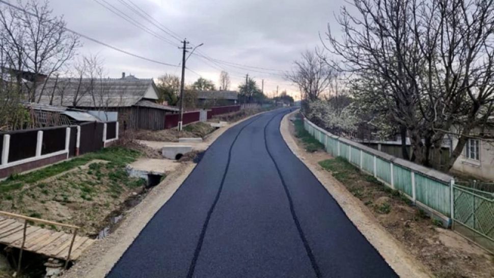 Un primar din Botoşani vrea să interzică accesul maşinilor mari care strică asfaltul din comună