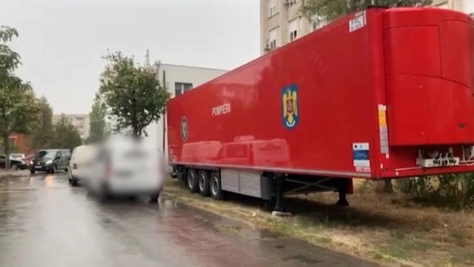 Morții Covid, depozitați într-un camion frigorific. Morga spitalului nu mai face față - VIDEO