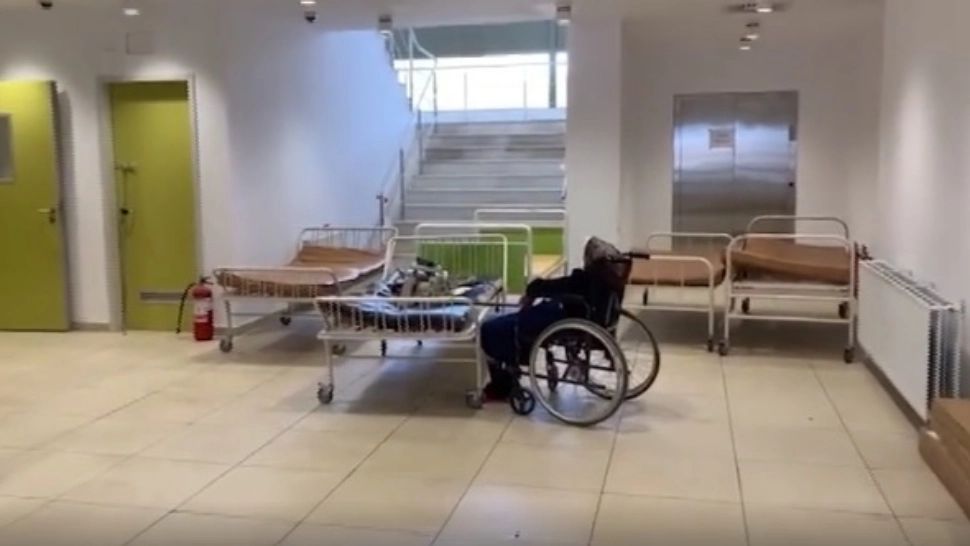  VIDEO | Situație critică la Spitalul Județean Craiova: Pacienți tratați direct pe tărgi. Secțiile ATI, sufocate de bolnavi nevaccinați